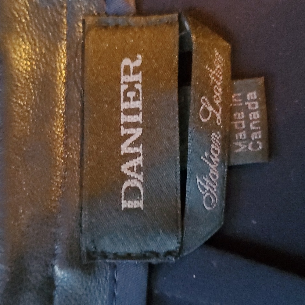 Danier black leather skirt - Picture 6 of 9
